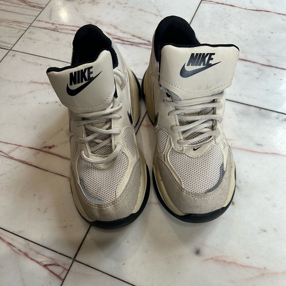 Nike Women's Sneakers in Cream and Black - Picture 6 of 6
